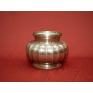 Sebuah Terenang Tembaga Besar