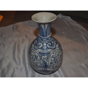 Jar Ching Putih di tengah Bertulisan Biru